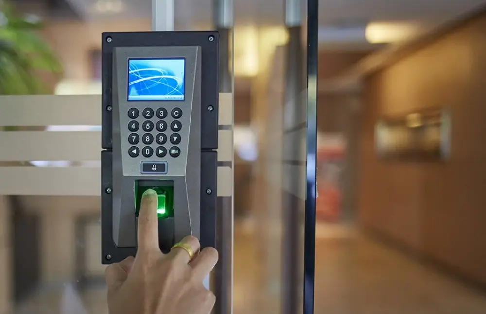 Servicii de instalare sisteme de control acces si videointerfonie